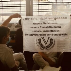 Fahne „Unvergessen“