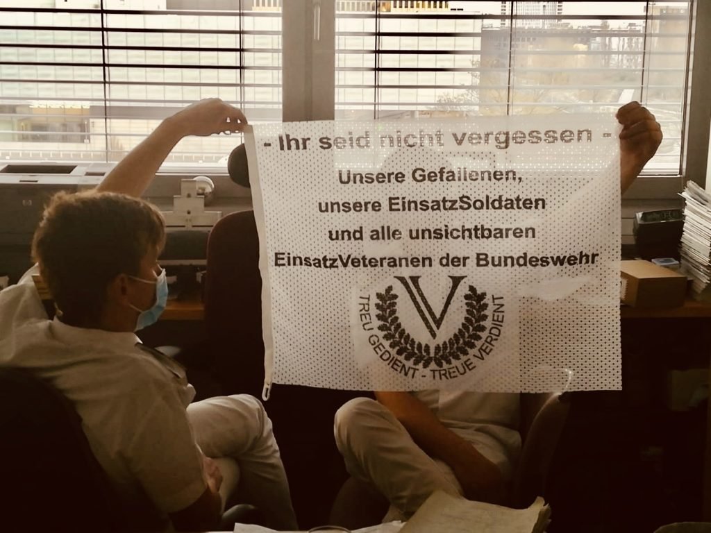 Fahne „Unvergessen“